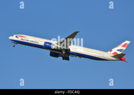 British Airways Boeing 777-36G NER-STBE au départ de l'aéroport Heathrow de Londres, UK Banque D'Images