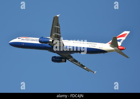 British Airways Airbus A321-200 G-EUXK en partant de l'aéroport Heathrow de Londres, UK Banque D'Images