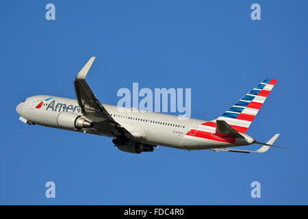 American Airlines Boeing 767-300ER N399un décollage à l'aéroport Heathrow de Londres, UK Banque D'Images