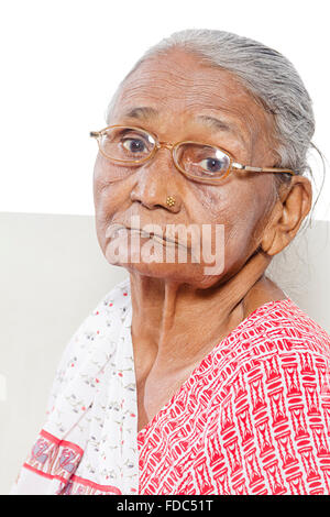 1 Senior Woman Sitting canapé de graves Banque D'Images