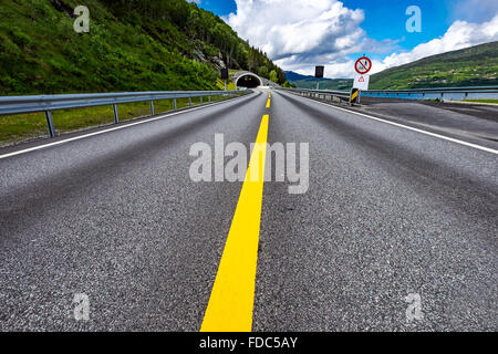 Route de montagne en Norvège. L'entrée du tunnel. Banque D'Images