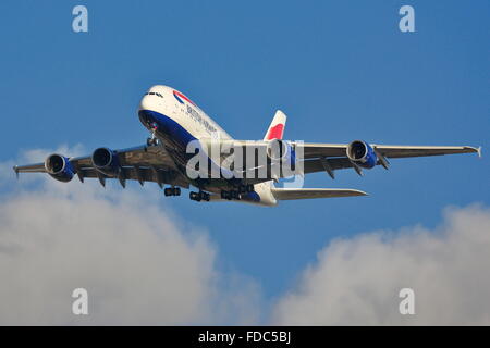 British Airways Airbus A380-800 G-XLEJ l'atterrissage à l'aéroport de Londres Heathrow, Royaume-Uni Banque D'Images