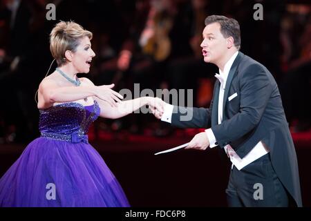 Dresde, Allemagne. 29 janvier, 2016. Mezzo-soprano Joyce DiDonato et concepteur de GUIDO MARIA KRETSCHMER fasion sur scène lors de la 11e Semperopernball (Semper Opera Ball) à Dresde, Allemagne, 29 janvier 2016. PHOTO : SEBASTIAN KAHNERT/DPA/Alamy Live News Banque D'Images