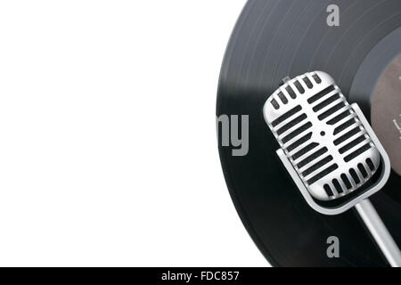 Microphone vintage et vinyl record sur fond blanc Banque D'Images