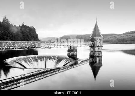 Réservoir de Pontsticill, Pays de Galles, Royaume-Uni. Coup d'hiver de l'eau qui se déverse le trop-plein 'plughole'. Banque D'Images