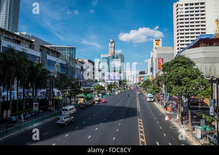 Scène de rue de Bangkok à l'Ratchadamri Road et du World Trade Centre Banque D'Images