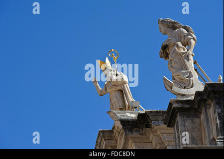 La statue de St Blaise sur le toit de l'église St Blaise dans la vieille ville, Dubrovnik, Croatie. Banque D'Images