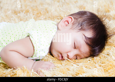 1 Enfant Bébé garçon couché Tapis Banque D'Images