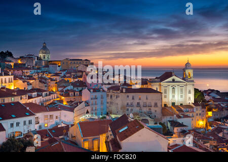 Lisbonne. Image de Lisbonne, Portugal pendant le lever du soleil spectaculaire. Banque D'Images