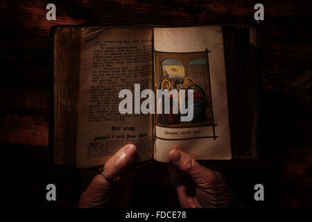 Vieille Femme tenant la sainte bible dans ses mains et en priant. La foi, croyance et religion. Banque D'Images