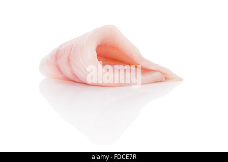 Filet de poisson frais isolé sur fond blanc. Manger des fruits de mer sains culinaire. Banque D'Images