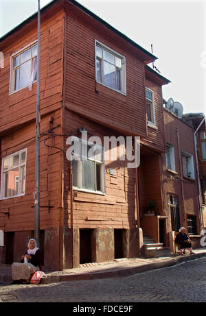 ISTANBUL - 6 SEPTEMBRE : Femmes non identifiées assis sur walksways d'un vieux quartier, Istanbul, Turquie le 6 septembre 2009 Banque D'Images