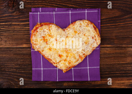 Délicieuse pizza en forme de coeur sur table en bois, vue du dessus. Pizza culinaire de manger. Banque D'Images