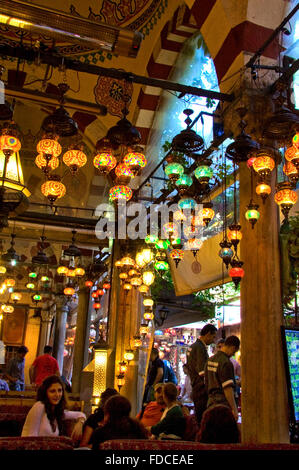 ISTANBUL, TURQUIE - 9 septembre : des personnes non identifiées, le repos et le café turc ayant sur Sept 9, 2009 à Istanbul, Turquie. Banque D'Images