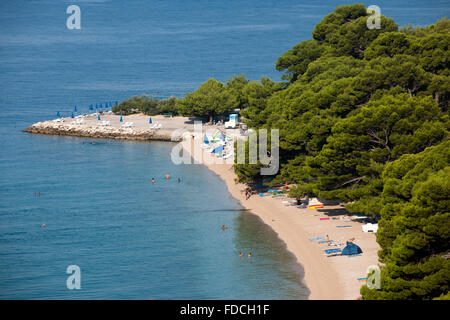 Kroatien, Dalmatien, Makarska Riviera, Brela, Blick auf den Strand Banque D'Images