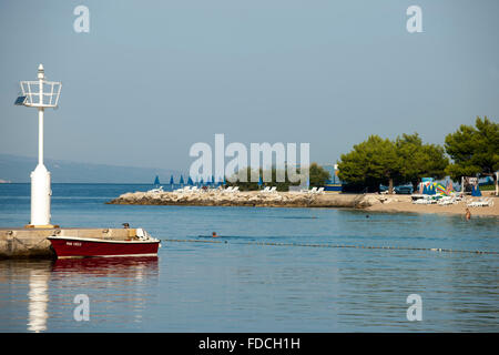 Kroatien, Dalmatien, Makarska Riviera, Brela, Blick auf Hafenmole und Strand Banque D'Images