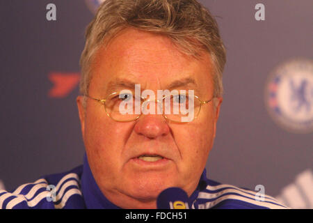 Guus Hiddink assiste à la conférence de presse de Chelsea avant leur jour de l'an match contre Crystal Palace. En vedette : Guus Hiddink Où : London, Royaume-Uni Quand : 30 déc 2015 Banque D'Images