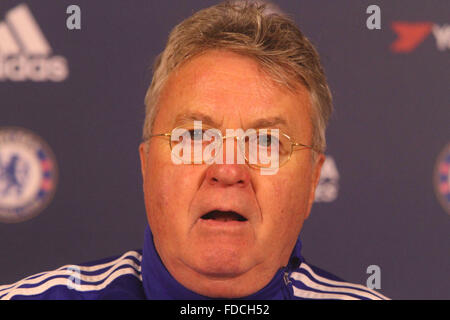 Guus Hiddink assiste à la conférence de presse de Chelsea avant leur jour de l'an match contre Crystal Palace. En vedette : Guus Hiddink Où : London, Royaume-Uni Quand : 30 déc 2015 Banque D'Images