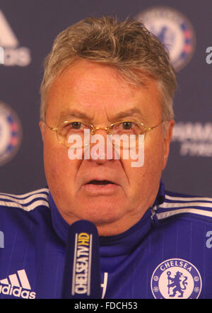 Guus Hiddink assiste à la conférence de presse de Chelsea avant leur jour de l'an match contre Crystal Palace. En vedette : Guus Hiddink Où : London, Royaume-Uni Quand : 30 déc 2015 Banque D'Images