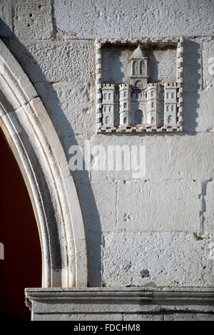 Kroatien, Dalmatien, Split, Trg Narodny, Wappen am Kommunalpalast (Rathaus) Banque D'Images