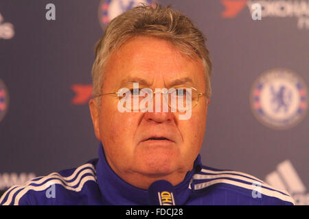 Guus Hiddink assiste à la conférence de presse de Chelsea avant leur jour de l'an match contre Crystal Palace. En vedette : Guus Hiddink Où : London, Royaume-Uni Quand : 30 déc 2015 Banque D'Images