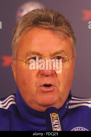 Guus Hiddink assiste à la conférence de presse de Chelsea avant leur jour de l'an match contre Crystal Palace. En vedette : Guus Hiddink Où : London, Royaume-Uni Quand : 30 déc 2015 Banque D'Images