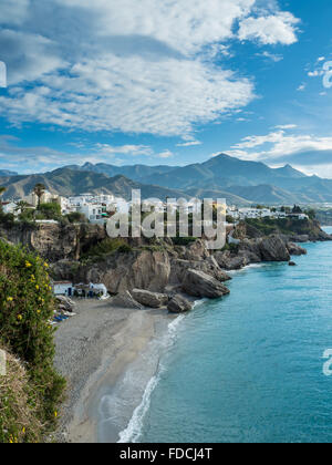 Voir à l'Est de la Plaza du Balcon de Europa, Nerja, Costa del Sol, Espagne Banque D'Images