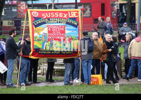 Brighton, UK. Jan 30, 2016. Les militants de mars à Brighton, Royaume-Uni, en signe de protestation contre les coupures prévues aux services du secteur public. La marche a été organisée par Brighton & Hove Unison et Brighton & Hove Trades Council. à la suite de coupures prévues en cours d'examen par le Conseil de Brighton, Brighton et Hove Trades Council. Crédit : Richard Avis/Alamy Live News Banque D'Images