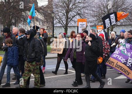 Brighton, UK. Jan 30, 2016. Les militants de mars à Brighton, Royaume-Uni, en signe de protestation contre les coupures prévues aux services du secteur public. La marche a été organisée par Brighton & Hove Unison et Brighton & Hove Trades Council. à la suite de coupures prévues en cours d'examen par le Conseil de Brighton, Brighton et Hove Trades Council. Crédit : Richard Avis/Alamy Live News Banque D'Images