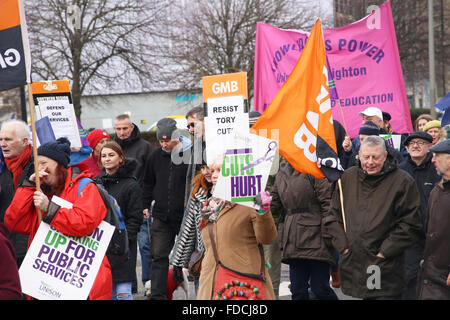 Brighton, UK. Jan 30, 2016. Les militants de mars à Brighton, Royaume-Uni, en signe de protestation contre les coupures prévues aux services du secteur public. La marche a été organisée par Brighton & Hove Unison et Brighton & Hove Trades Council. à la suite de coupures prévues en cours d'examen par le Conseil de Brighton, Brighton et Hove Trades Council. Crédit : Richard Avis/Alamy Live News Banque D'Images