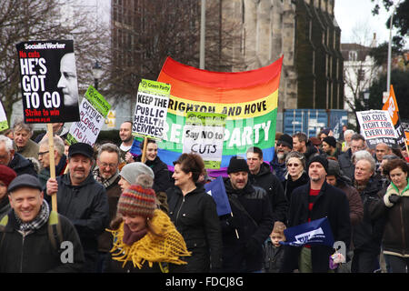 Brighton, UK. Jan 30, 2016. Les militants de mars à Brighton, Royaume-Uni, en signe de protestation contre les coupures prévues aux services du secteur public. La marche a été organisée par Brighton & Hove Unison et Brighton & Hove Trades Council. à la suite de coupures prévues en cours d'examen par le Conseil de Brighton, Brighton et Hove Trades Council. Crédit : Richard Avis/Alamy Live News Banque D'Images