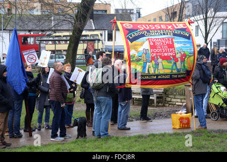 Brighton, UK. Jan 30, 2016. Les militants de mars à Brighton, Royaume-Uni, en signe de protestation contre les coupures prévues aux services du secteur public. La marche a été organisée par Brighton & Hove Unison et Brighton & Hove Trades Council. à la suite de coupures prévues en cours d'examen par le Conseil de Brighton, Brighton et Hove Trades Council. Crédit : Richard Avis/Alamy Live News Banque D'Images