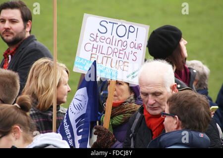 Brighton, UK. Jan 30, 2016. Les militants de mars à Brighton, Royaume-Uni, en signe de protestation contre les coupures prévues aux services du secteur public. La marche a été organisée par Brighton & Hove Unison et Brighton & Hove Trades Council. à la suite de coupures prévues en cours d'examen par le Conseil de Brighton, Brighton et Hove Trades Council. Crédit : Richard Avis/Alamy Live News Banque D'Images