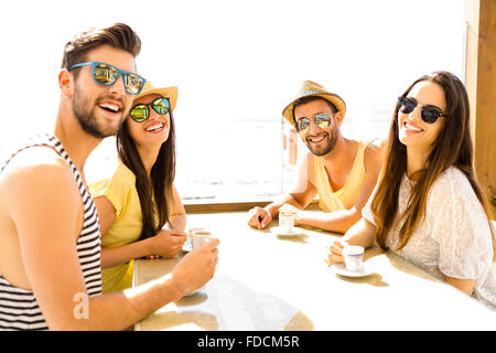 Des amis d'avoir un grand temps ensemble au bar de la plage Banque D'Images