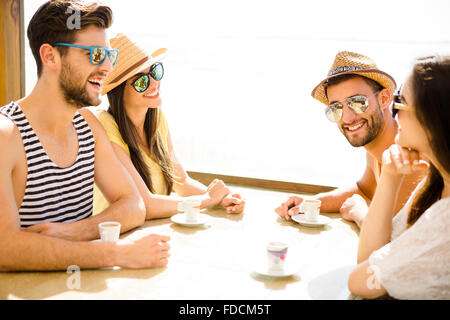 Des amis d'avoir un grand temps ensemble au bar de la plage Banque D'Images