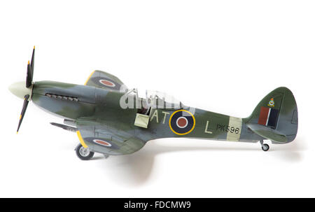 Supermarine Spitfire Mk22, WW11, RAF marquages. 1:32 échelle fine modèle sur fond studio blanc. Banque D'Images