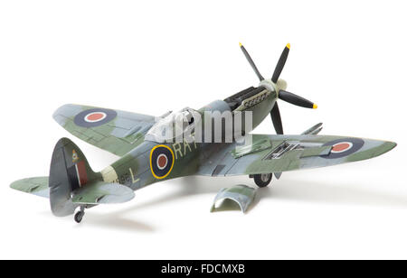 Supermarine Spitfire Mk22, WW11, RAF marquages. 1:32 échelle fine modèle sur fond studio blanc. Banque D'Images