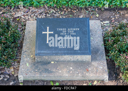 Kanchanaburi, WWII de chemin de fer de la mort collective cimetière tombe de trois aviateurs inconnus mais probablement USAF Banque D'Images