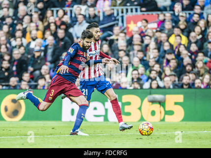 Barcelone, Catalogne, Espagne. Jan 30, 2016. Le défenseur du FC Barcelone PIQUÃ‰ entre en concurrence avec le milieu de l'Atletico Madrid pour le bal au cours de Carrasco la BBVA match de championnat entre le FC Barcelone et l'Athletic Club au Camp Nou à Barcelone Crédit : Matthias Rickenbach/ZUMA/Alamy Fil Live News Banque D'Images