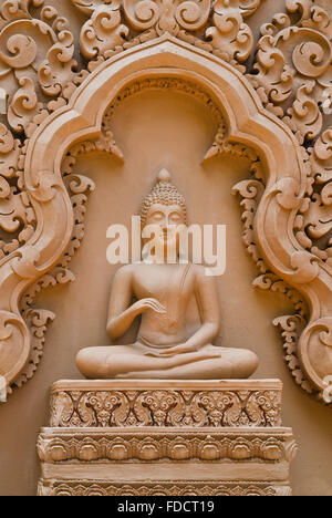 Sculpture Bouddha sur mur du temple de Wat Tham Pu Wa Kanchanaburi, Thaïlande Banque D'Images