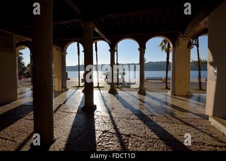 Arcades, le Palazzo del Podestà, Salo, Le Lac de Garde, Province de Brescia, Lombardie, Italie Banque D'Images