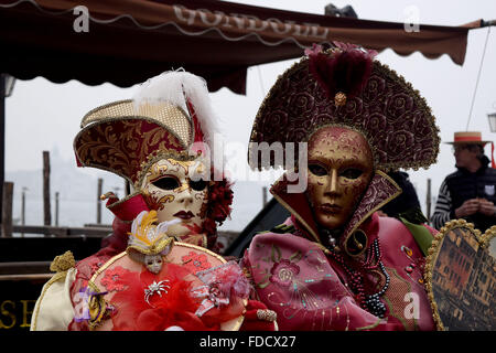 Venise, Italie. Jan 30, 2016. Le Carnaval de Venise est un festival annuel, de Venise, Italie. Carnival s'étend officiellement pendant 10 jours se terminant à la célébration chrétienne du Carême, mais cette année une semaine sur a été inclus pour étendre le carnaval de l'aider à accroître la participation à Venise sur ce qu'est un un temps tranquille habituellement pour les visiteurs de la ville. Crédit : MARTIN DALTON/Alamy Live News Banque D'Images