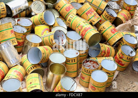 SENBETE, Ethiopie-24 mars : canettes vides de Merti tomato montrent quelques utilisations culinaires de Oromo-Amhara-Afar autochtones le 24 mars 2013. Banque D'Images