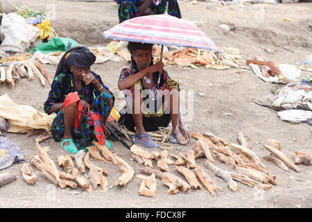 SENBETE, Ethiopie-24 mars : femme couple de l'ethnie oromo vend bois de chauffage dans le marché du dimanche où les Oromos-amharas-afars rencontrez. Banque D'Images