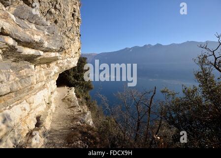 Vue sur le lac de Garde à partir de la Sentier de randonnée pédestre de Montecastello, 6275, le lac de Garde, Province de Brescia, Lombardie, Italie Banque D'Images