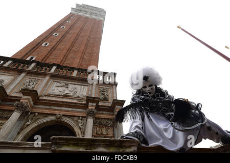 Venise, Italie. Jan 30, 2016. Le Carnaval de Venise est un festival annuel, de Venise, Italie. Carnival s'étend officiellement pendant 10 jours se terminant à la célébration chrétienne du Carême, mais cette année une semaine sur a été inclus pour étendre le carnaval de l'aider à accroître la participation à Venise sur ce qu'est un un temps tranquille habituellement pour les visiteurs de la ville. Crédit : MARTIN DALTON/Alamy Live News Banque D'Images