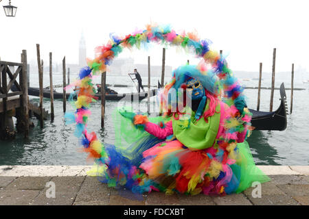 Venise, Italie. Jan 30, 2016. Le Carnaval de Venise est un festival annuel, de Venise, Italie. Carnival s'étend officiellement pendant 10 jours se terminant à la célébration chrétienne du Carême, mais cette année une semaine sur a été inclus pour étendre le carnaval de l'aider à accroître la participation à Venise sur ce qu'est un un temps tranquille habituellement pour les visiteurs de la ville. Crédit : MARTIN DALTON/Alamy Live News Banque D'Images