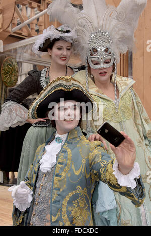 Venise, Italie. Jan 30, 2016. Un homme habillé comme Casanova prend une femme avec deux selfies.Le Carnaval de Venise est un festival annuel, de Venise, Italie. Carnival s'étend officiellement pendant 10 jours se terminant à la célébration chrétienne du Carême, mais cette année une semaine sur a été inclus pour étendre le carnaval de l'aider à accroître la participation à Venise sur ce qu'est un un temps tranquille habituellement pour les visiteurs de la ville. Crédit : MARTIN DALTON/Alamy Live News Banque D'Images