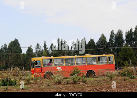 ADDIS ABEBA, Ethiopie-MARS 24 : rouge et jaune peint bus local s'arrête sur une voie latérale lors de l'attente pour les passagers à monter dans. Banque D'Images