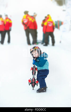 Bébé garçon ski dans les montagnes, l'hiver Banque D'Images